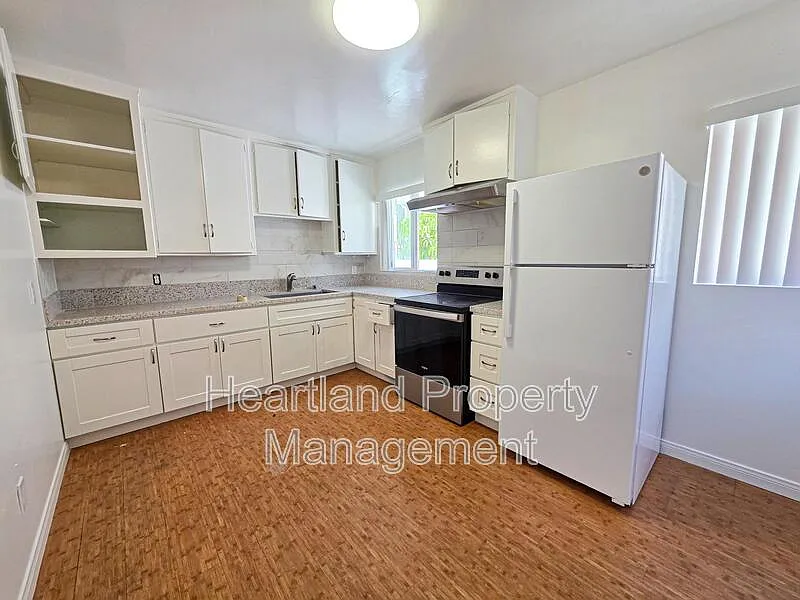 2 bed, 1.0 bath, 800 sqft, $3,300 — Photo 3