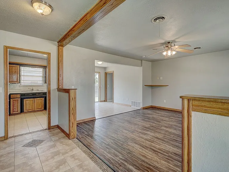 1401 Hampton Dr — Photo 2