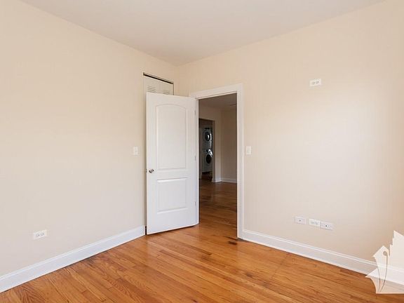 3rd image of 1024 W Argyle St #209