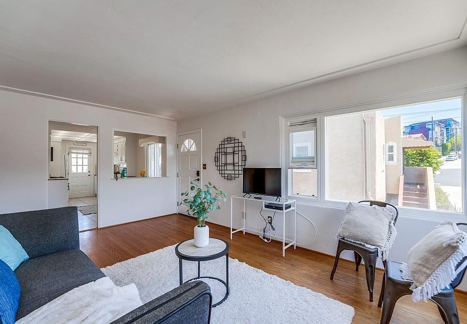 1st image of 415 W Juniper St #0