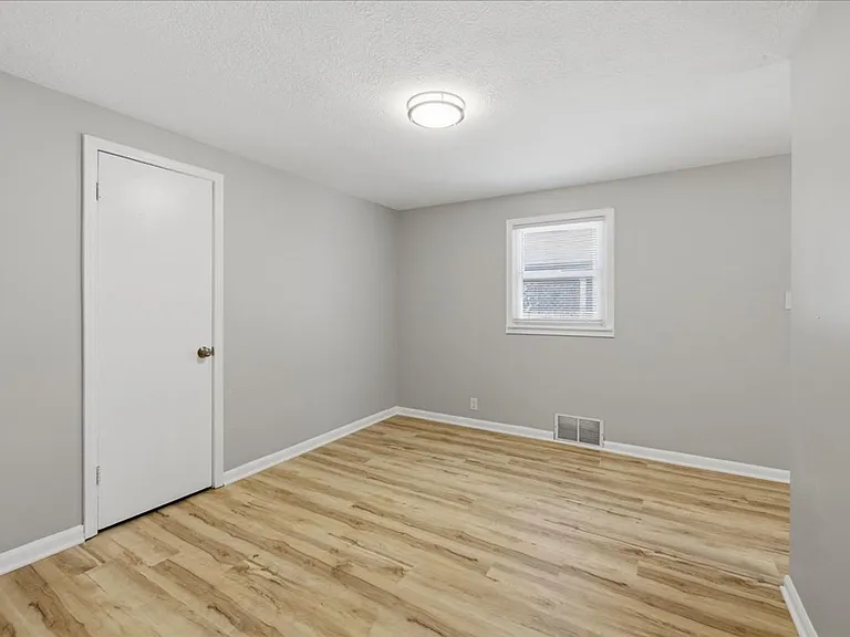 5010 Brookville Rd — Photo 9