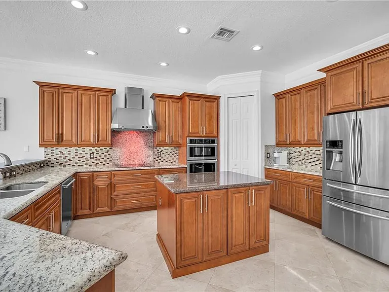 4707 SW 195th Ter — Photo 36