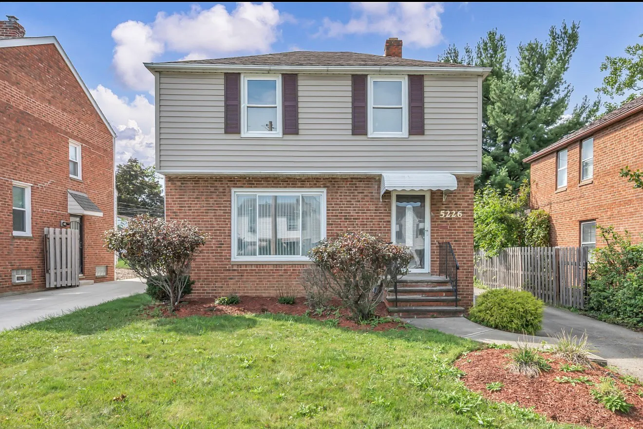 3 bed, 1150 sqft, $1,975 — Photo 1