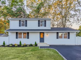 53 Ridge Haven Dr, Ridge, NY 11961