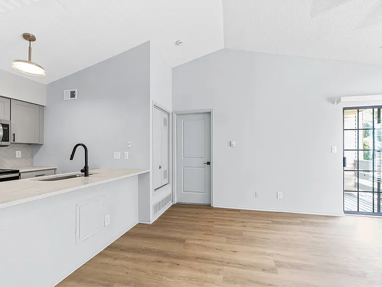 Silverwood Apartments — Photo 52