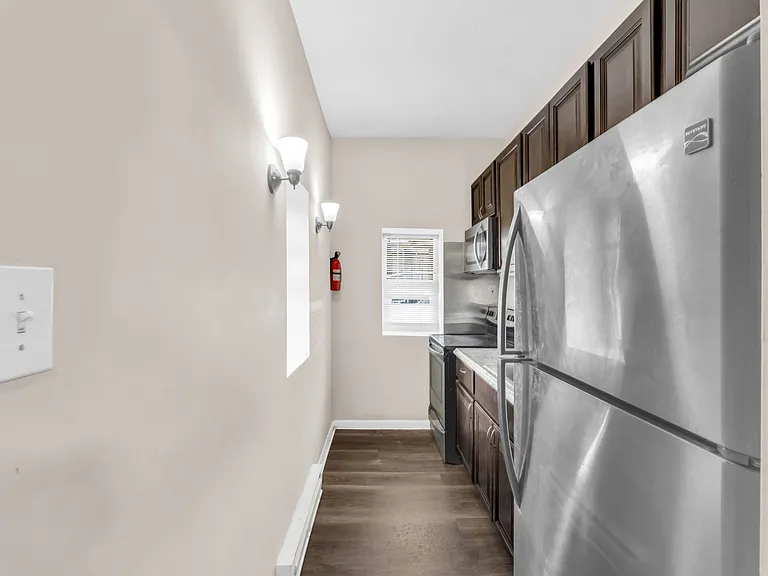 439 W Walnut St — Photo 20