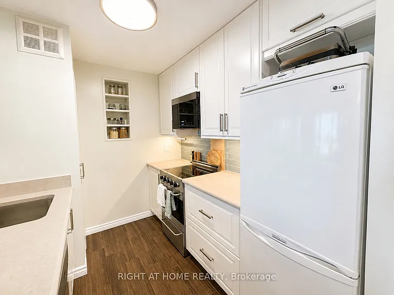 1055 Bay St #Penthouse 12 — Photo 9