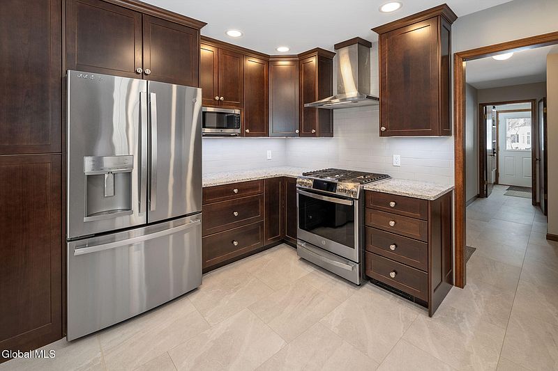 5th image of 214 Benjamin Street