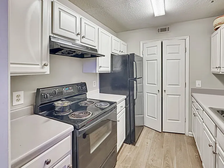 Chelsea Court Apartments — Photo 36