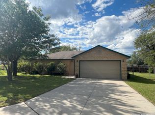310 Bain Dr, Devine, TX 78016