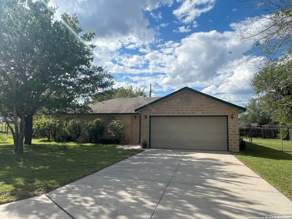 310 Bain, Devine, TX 78016