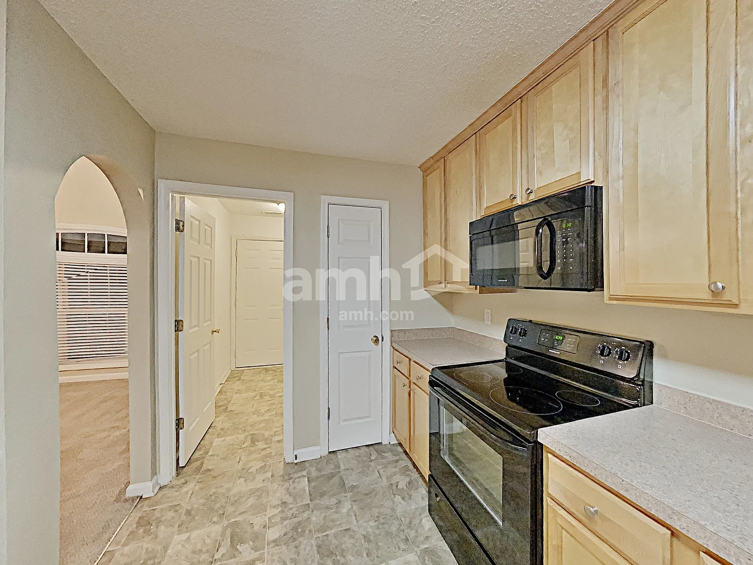 3 bed, 2.0 bath, 1646 sqft, $2,095 — Photo 3