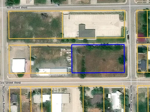 705 W 3rd St, Hardin, MT 59034