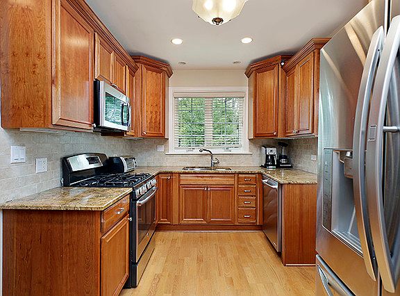 4th image of 395 Carol Ct
