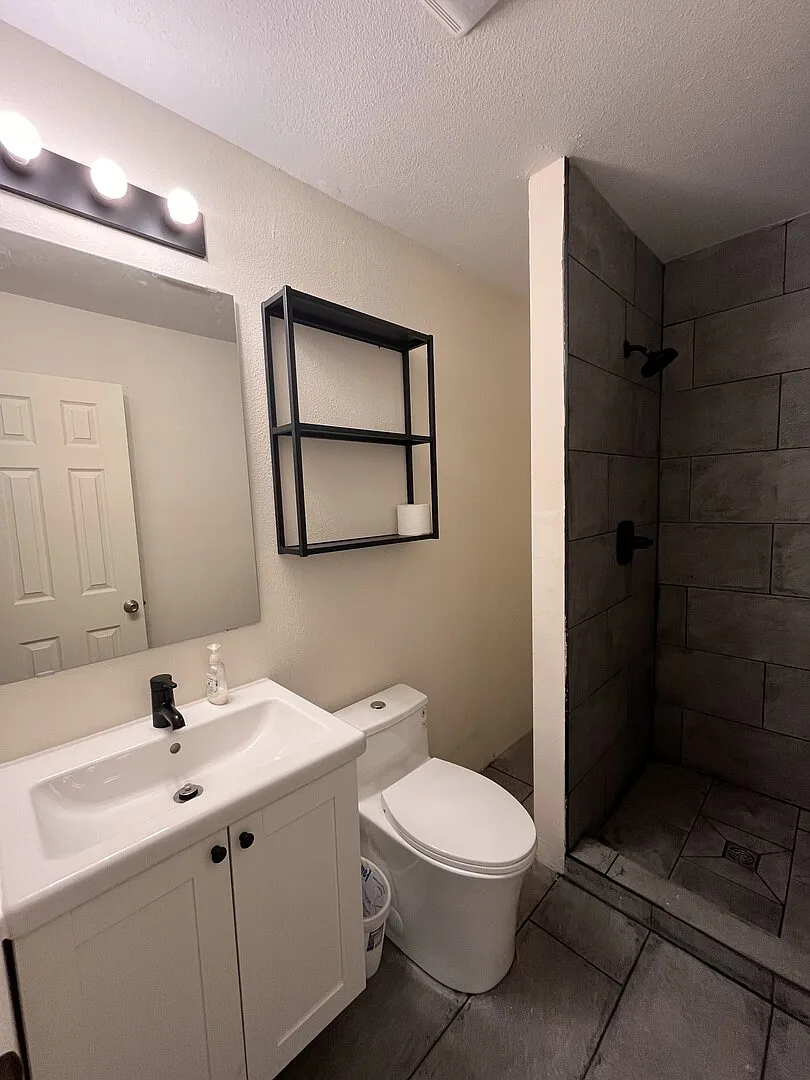 Private studio fully furnished newly renovated near CSU — Photo 3