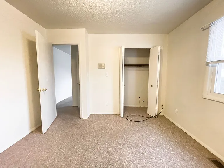Hollyglen Apartments - Your Next Home in the Heart of Yorktown Schools — Photo 24