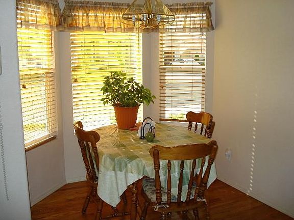 Eating nook with bay window