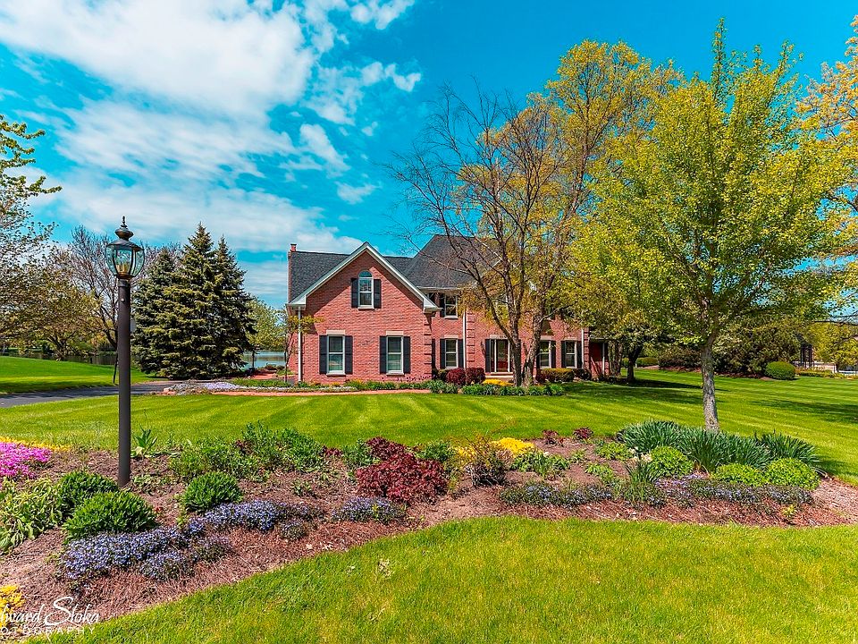 AMAZING VALUE IN THE HEART OF LAKEWOOD WITH OVER 180' OF PRIVATE SHORELINE!