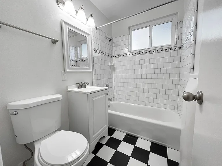 2222 P Street — Photo 7