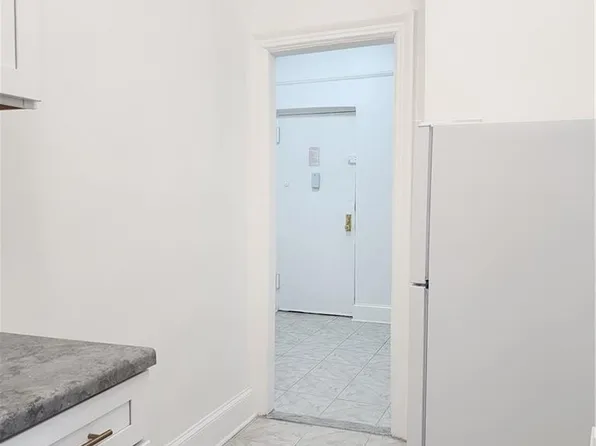 590 Parkside Avenue image 9 of 20