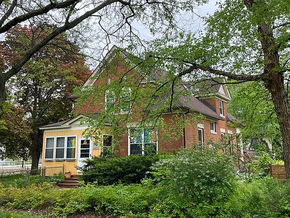 2nd image of 98 Stevens St E