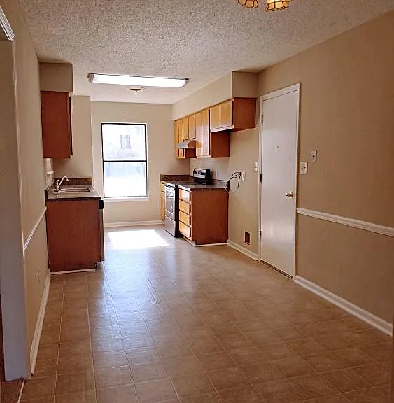 102 Pelham Dr — Photo 30