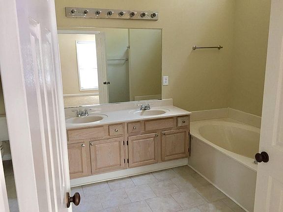 4th image of 513 Longwood Ln