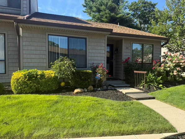 31 Stanford Ct, Wantagh, NY 11793