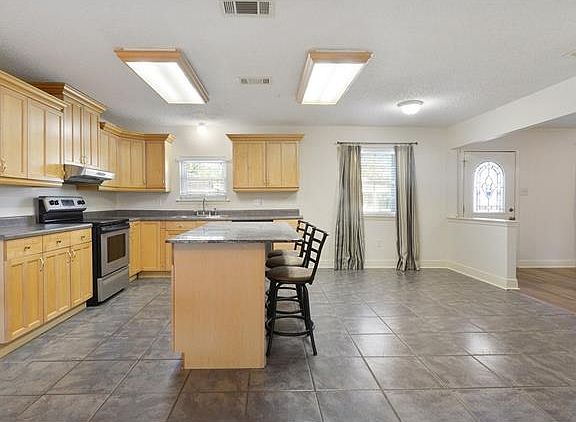 4th image of 1921 Longwood Ct