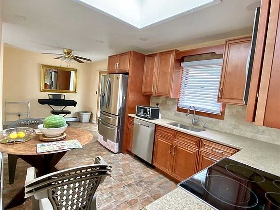 5th image of 32 Golden Gate Dr