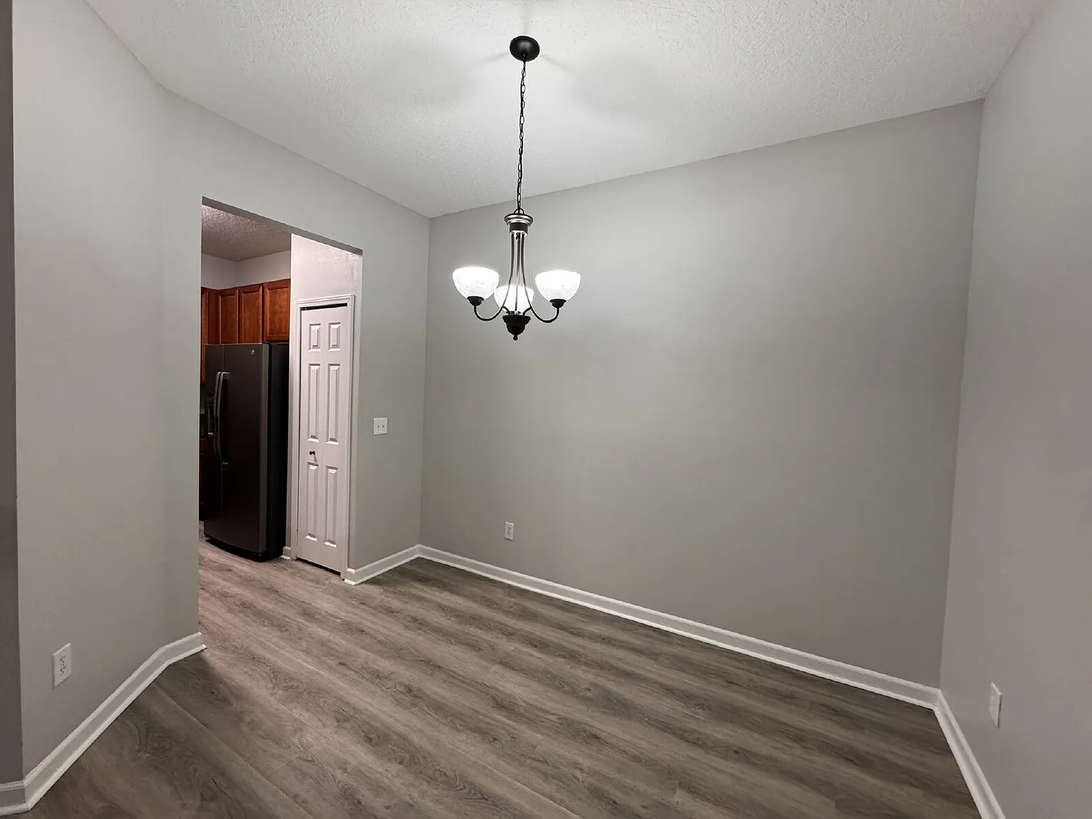 3 bed, 2.0 bath, 1369 sqft, $1,600 — Photo 2