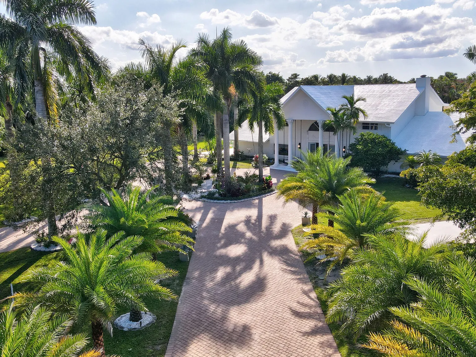 7 bed, 6.0 bath, 6377 sqft, $30,000 — Photo 3