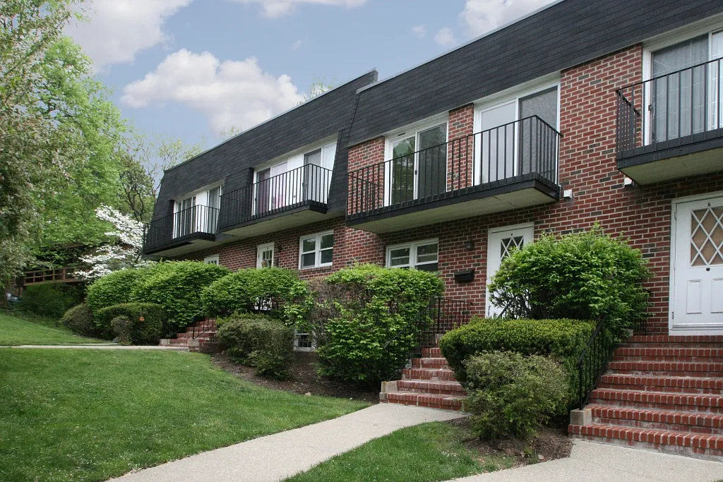 1 Carriage Way — Photo 2