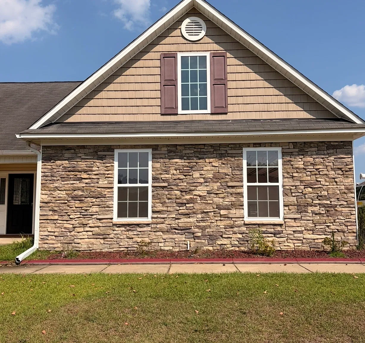 4 bed, 2431 sqft, $2,290 — Photo 3