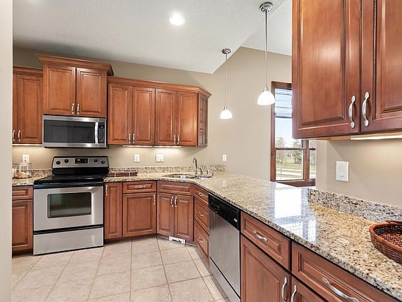 4th image of 15611 Monroe Ct