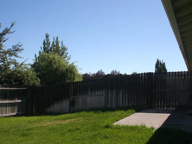 623 NE Larch Ave — Photo 3