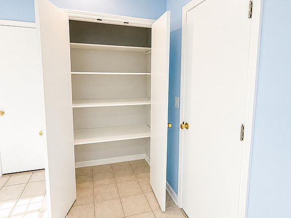 4th image of 300 Norwood Ct
