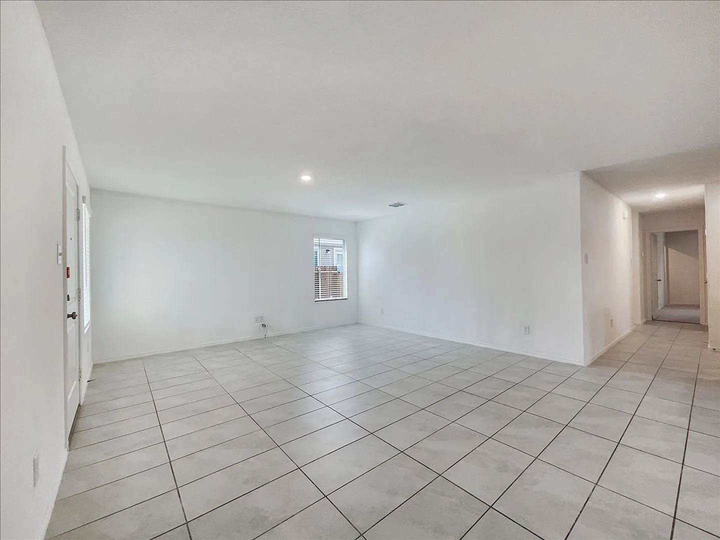 Move in ready! 3-bed 2-bath 1400+ sqft home located in the desirable Preserve at Honey Creek subd... — Photo 3