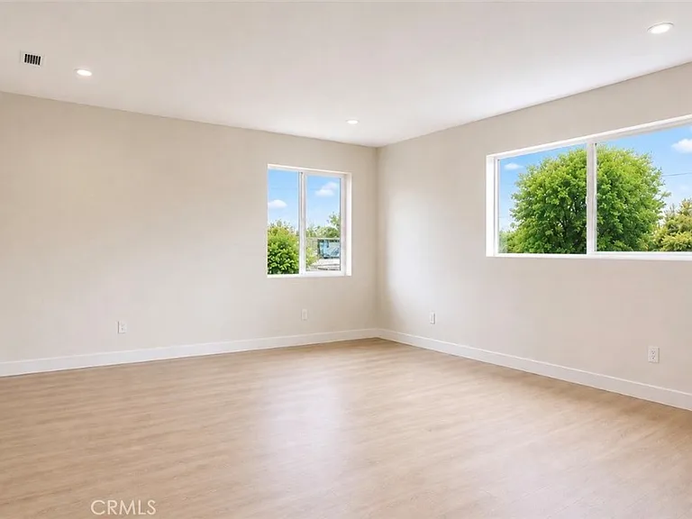 8410 Noble Ave — Photo 4