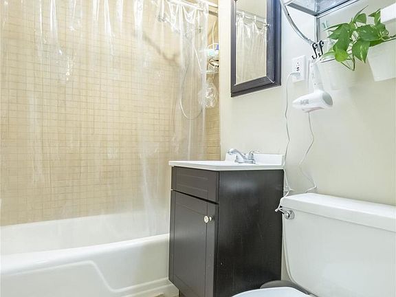 5th image of 165 W 66th St APT 14-L