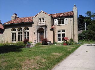 6190 Washington Cir, Wauwatosa, WI 53213