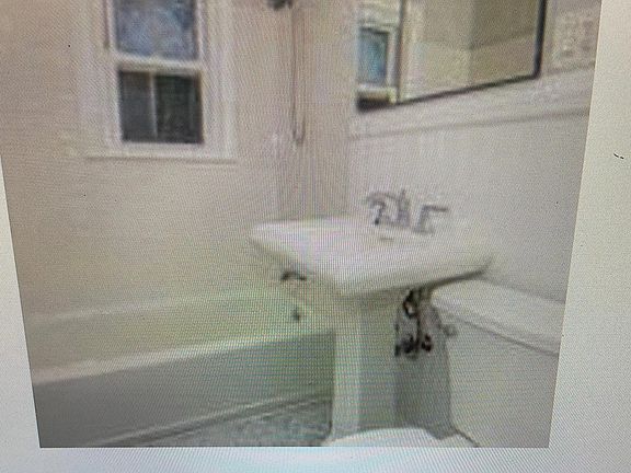 4th image of 18 Oak Ave #1