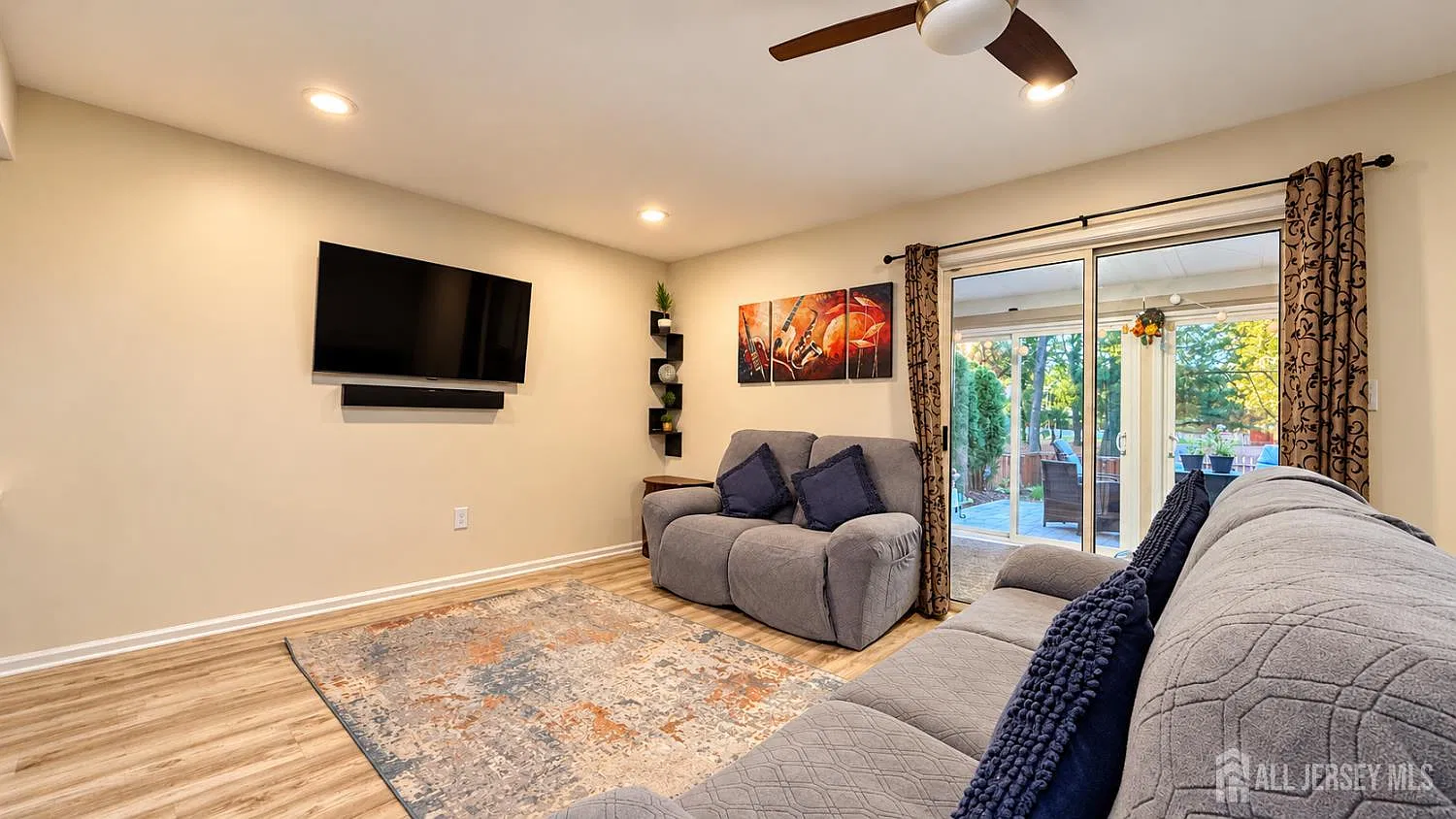 2 bed, 2.5 bath, 1298 sqft, $3,000 — Photo 3