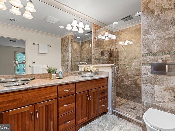 5th image of 1916 Applewood Cir