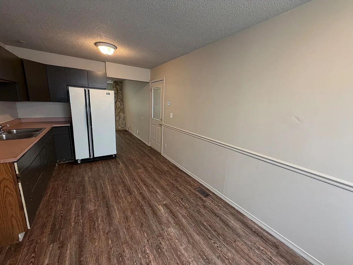 Building Photo - 1612 Crestview Dr