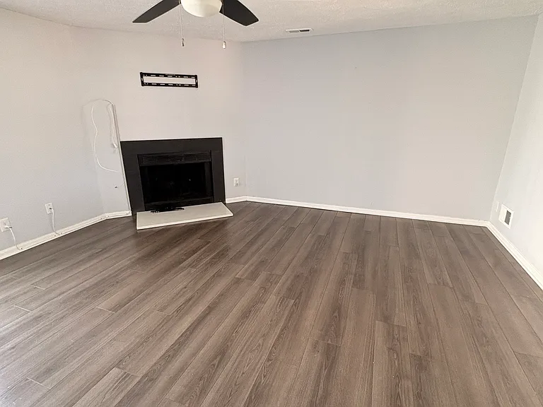 57 Vanderbilt Ct — Photo 2
