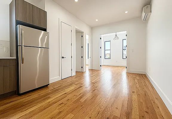 2nd image of 1671 Lincoln Pl APT 4