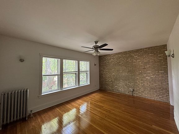 2nd image of 4209 N Leavitt St #3