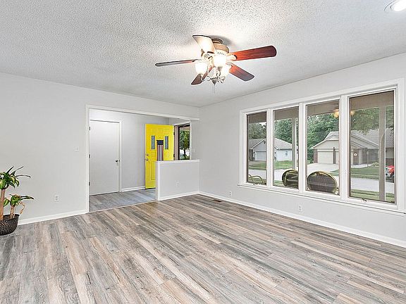 4th image of 2027 Clay Dr