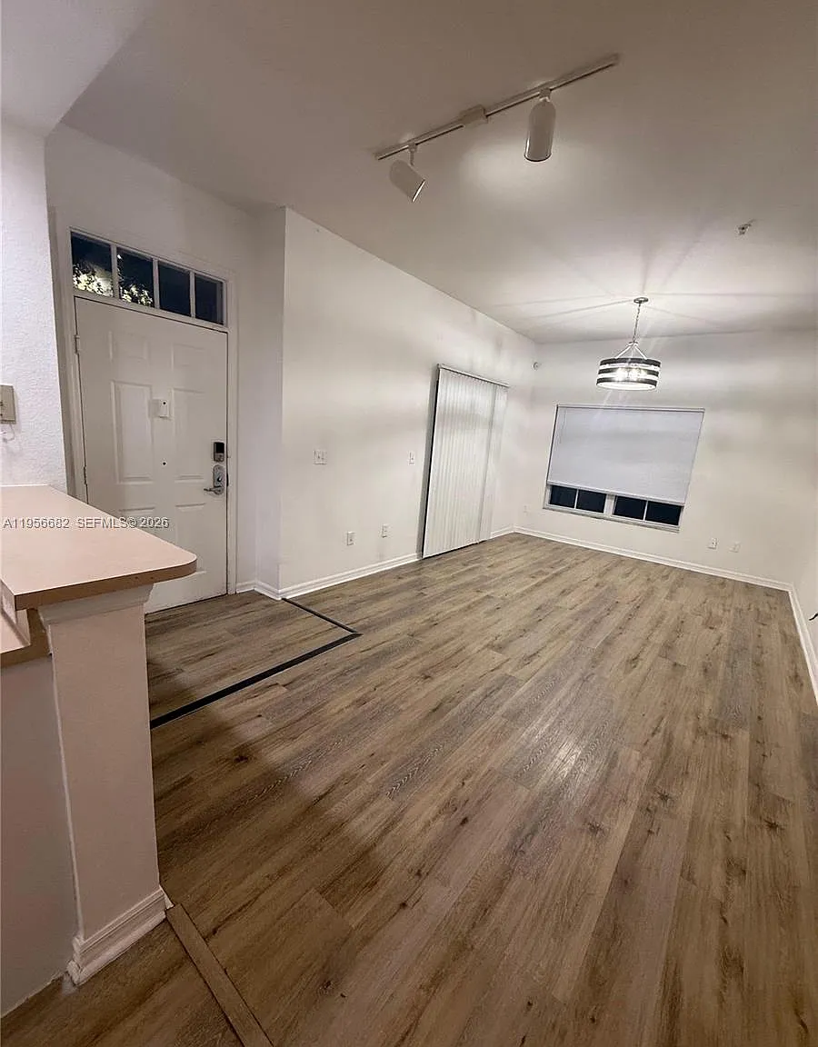 Venetian Bay Vlg Condo Ph — Photo 2